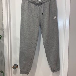 Women’s Nike Sportswear Essential Fleece Joggers!